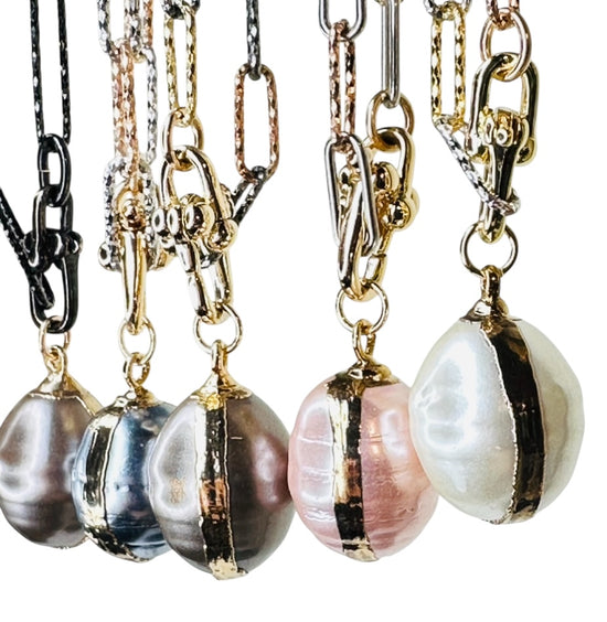 IMG_hand-painted-pearl-pendants-handging-from-chainsgold-trim-belaroca-jewelry