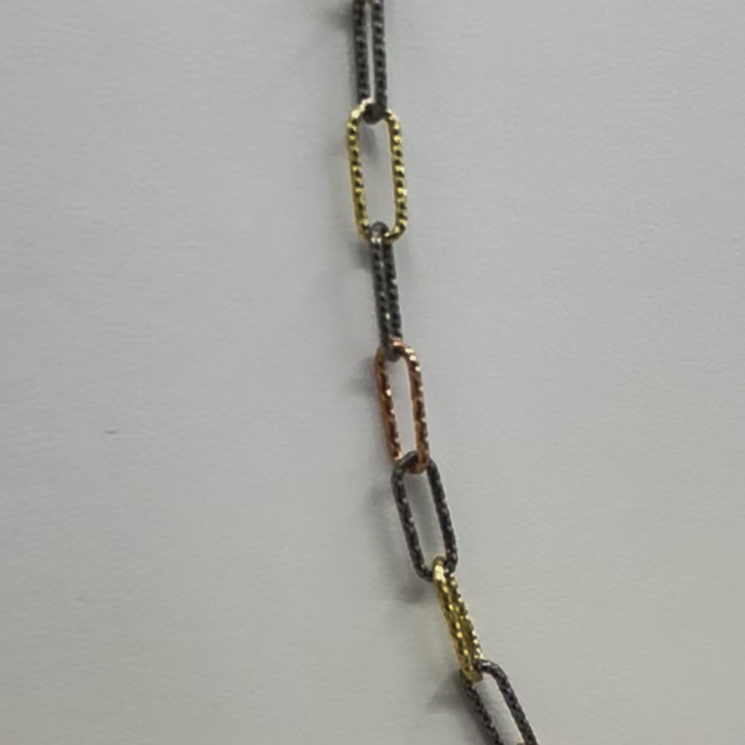 Video-ofpaper-clip-chain-moving-belaroca-jewelry