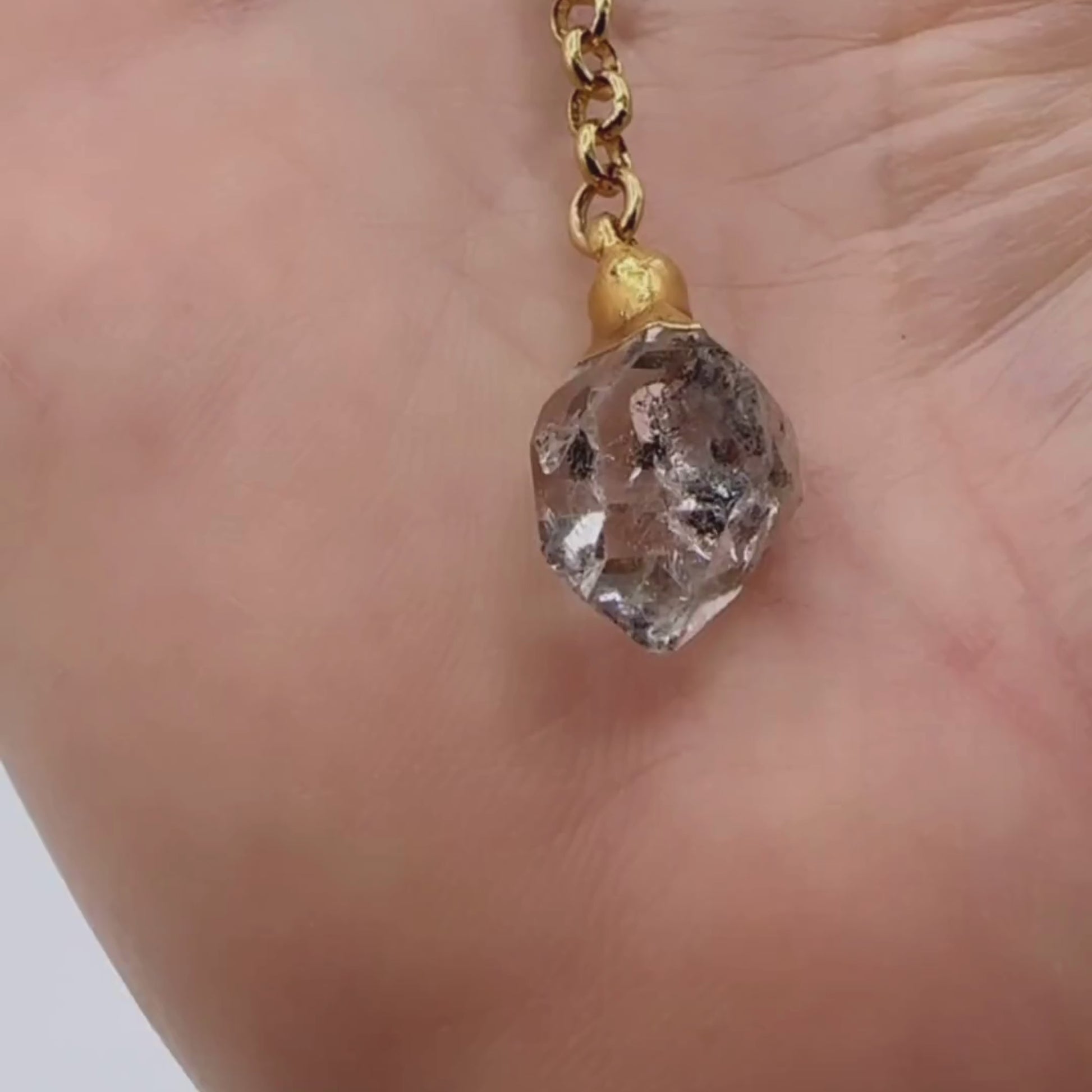 Video-of-a-herkimer-diamond-lariat-gold-necklace-moving-belaroca-jewelry