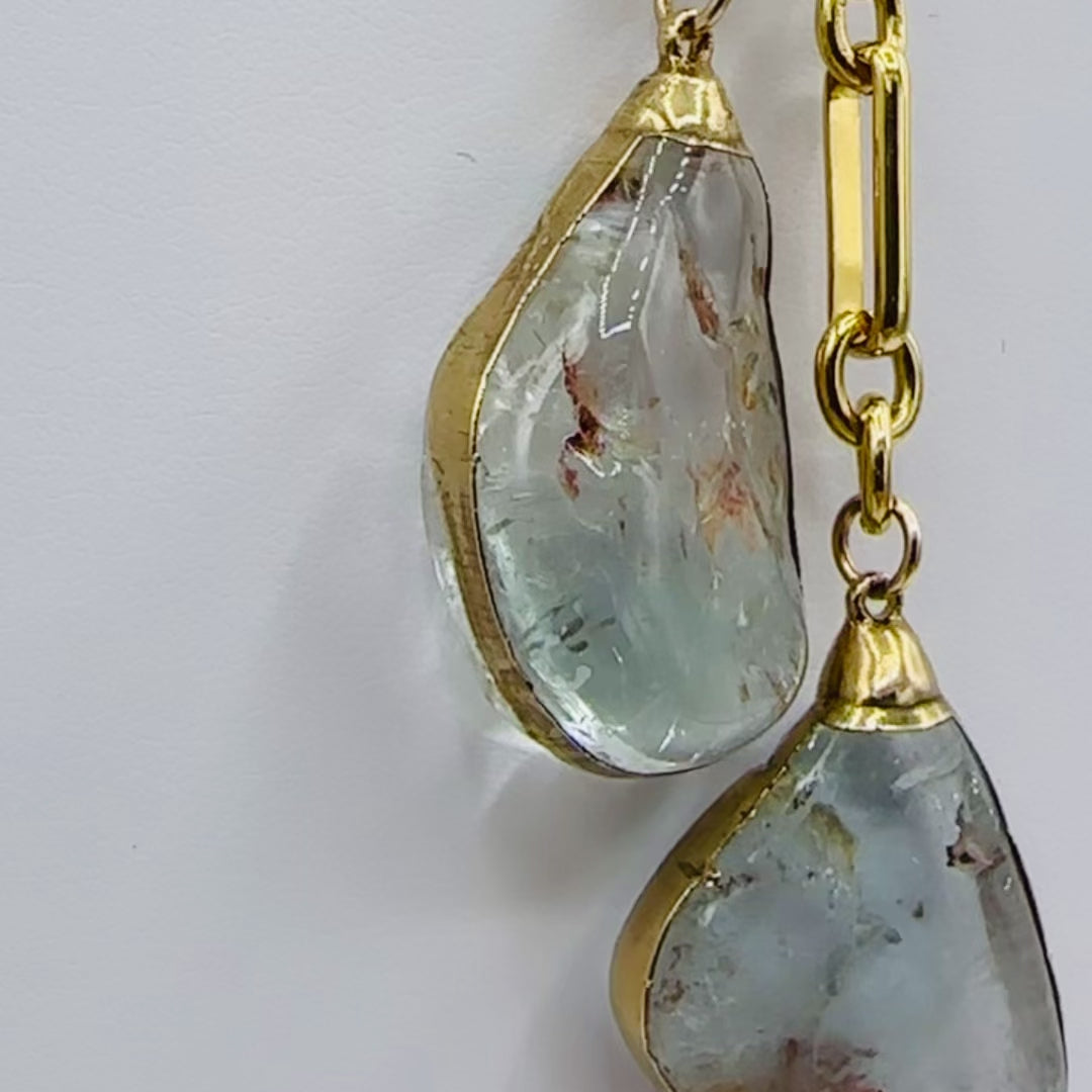 Video of the lariat neclklace moving, showing the crystals and the color - belartoca-jewelry