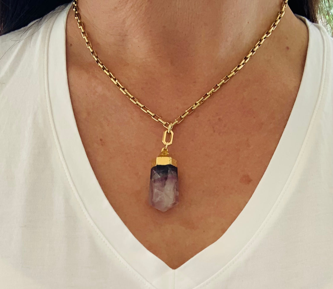 IMG_model-wearing-amethyst-gemstone-point-pendant-necklace-with-paperclip-goldchain-belarocjewelry 1125 × 974px
