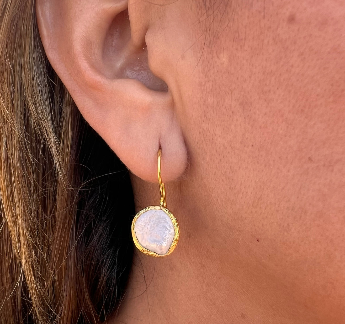 round-coin-gold-earrings-on-model-belaroca-jewelry