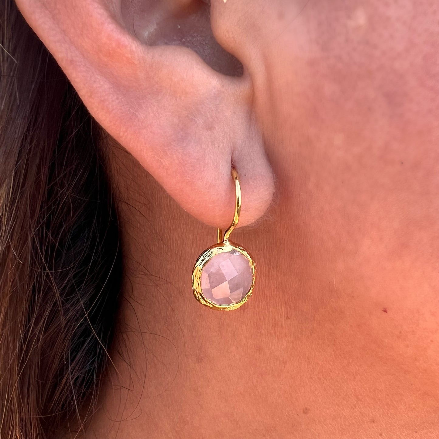 round-rose-quartz-gemstone-earrng-hook-goldbelaroca-jewelry-on-model-ear